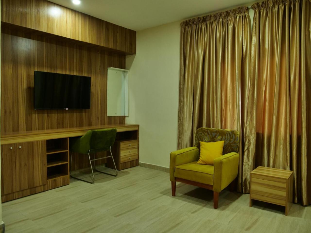 Alexia'S Place Hotel Лагос Екстериор снимка